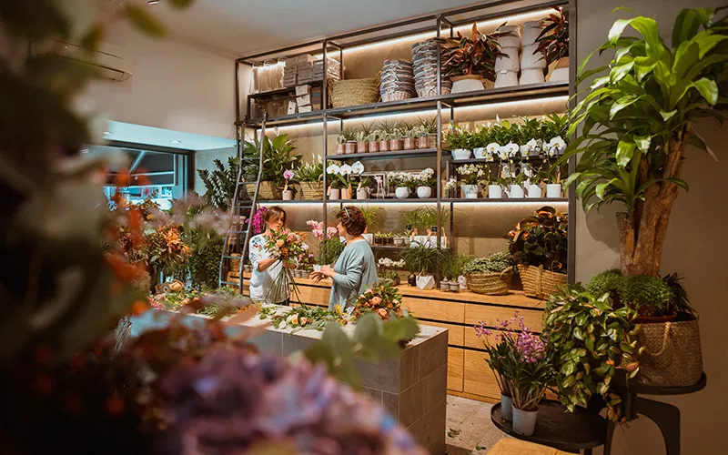 Interior de Flors Jumel amb una gran varietat de rams i composicions florals